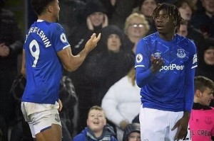  曼联防线失误连连，纽卡斯尔三球完胜红魔  